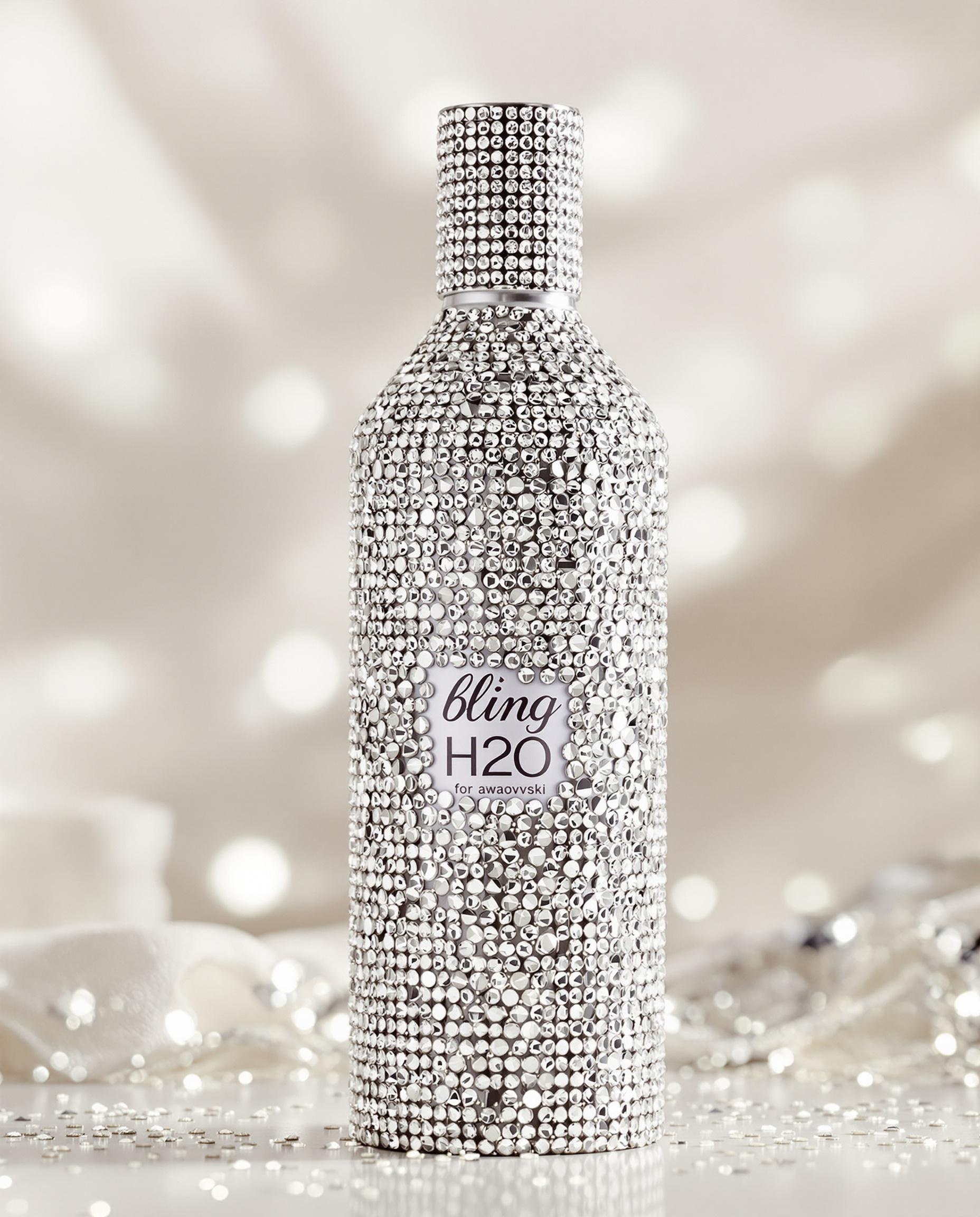 Bling H2O détail cristaux Swarovski bouteille luxe ostentatoire