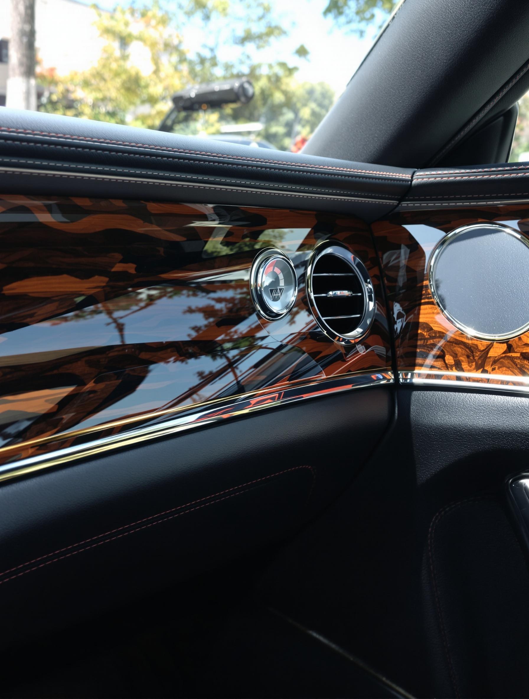 Détail intérieur d'une voiture de luxe avec cuir cousu main et boiseries rares.