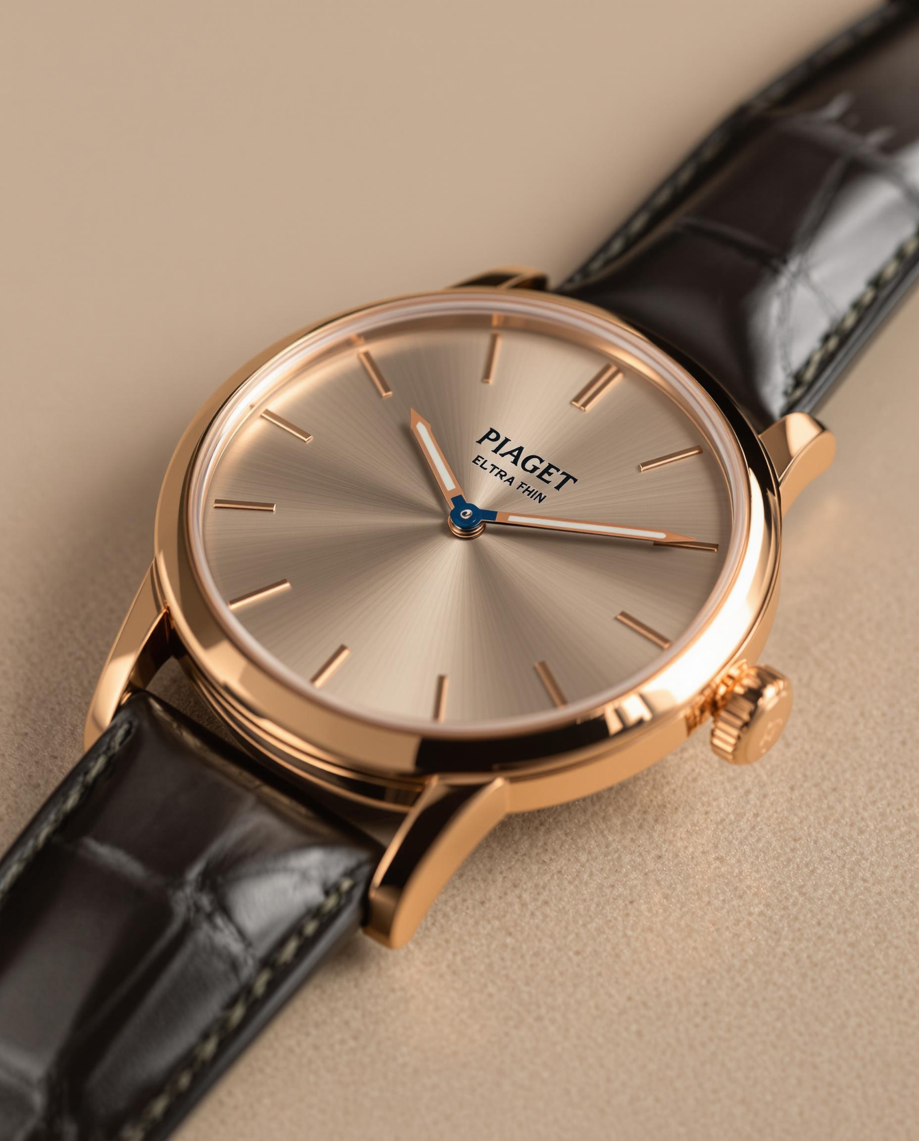 Gros plan sur une montre Piaget homme extra-plate en or rosé, cadran minimaliste, sur fond neutre