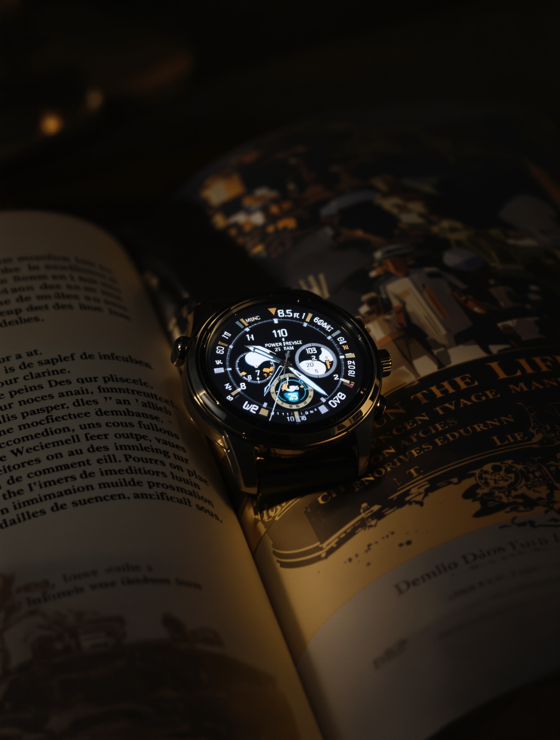 Montre connectée de luxe sur ouvrage horloger traditionnel – fusion réussie entre patrimoine et innovation.