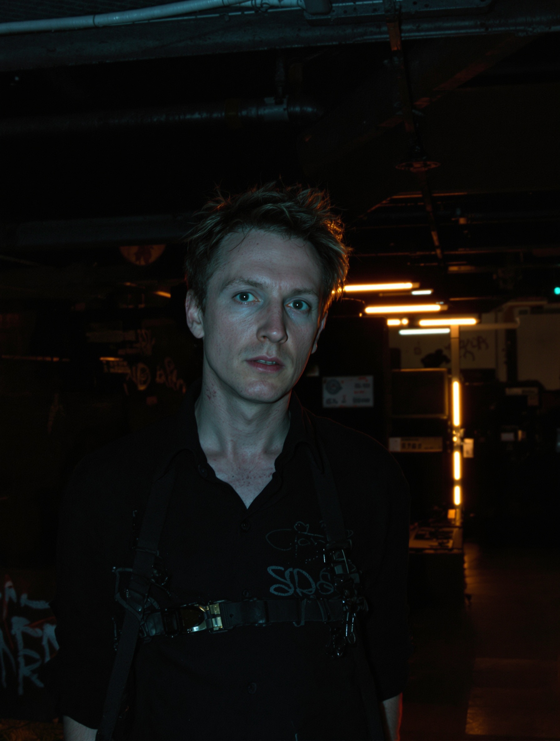 Photographie de Nick Land, figure clé de l'accélérationnisme, lors d'une conférence de la Cybernetic Culture Research Unit.