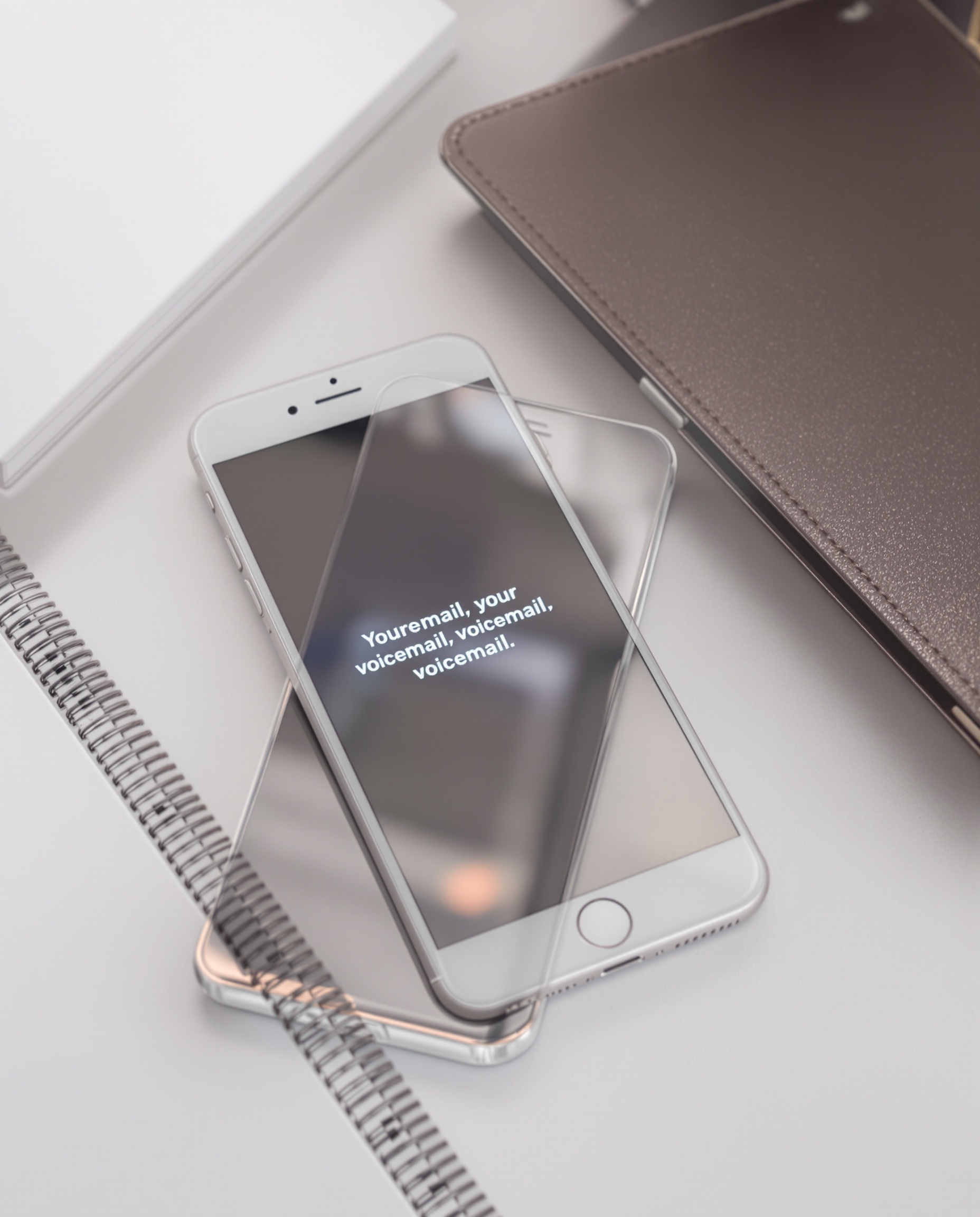 Smartphone affichant un répondeur moderne avec un message accrocheur